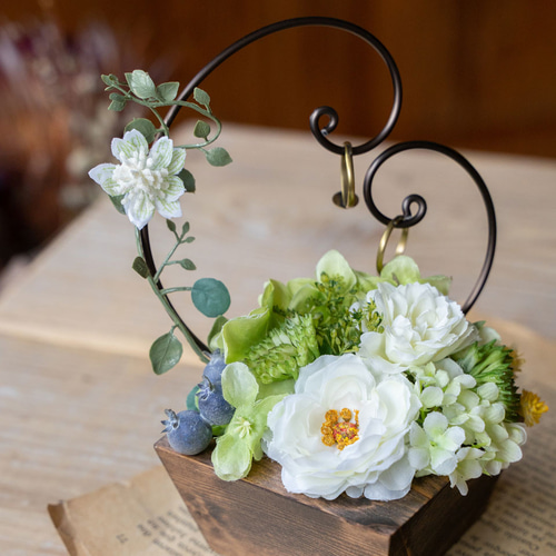 ホワイト×グリーン ナチュラルラナンキュラス ハートワイヤープチ