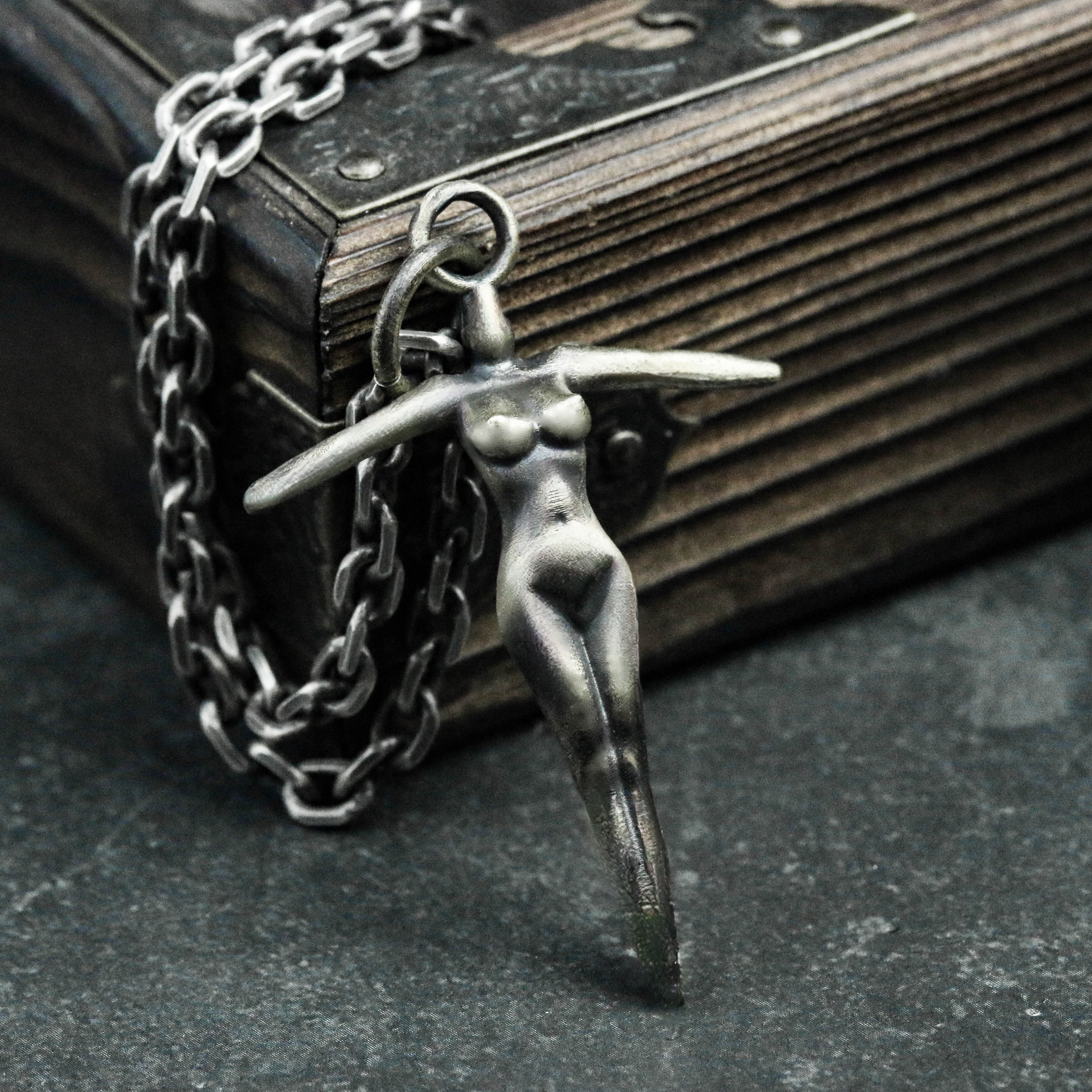 女の子のボディ ペンダント 925 のネックレス、女性のヌードのエロチックな芸術のペンダント、フェミニストの宝石類、真鍮