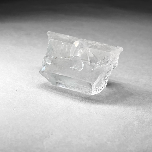 Thomas Gonzaga crystal/トマスゴンサガ産水晶原石 32：貫入水晶 ( レインボーあり ) 4枚目の画像