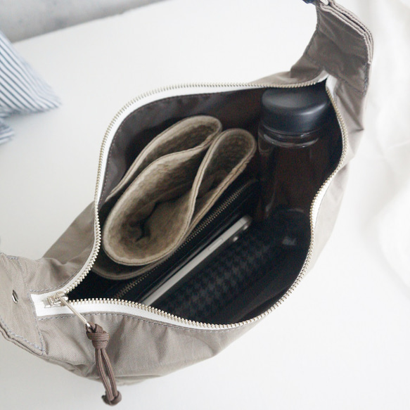 2way圓形不對稱絲帶單肩包（卡其米色） 小巧大容量【Hobo bag】 第13張的照片