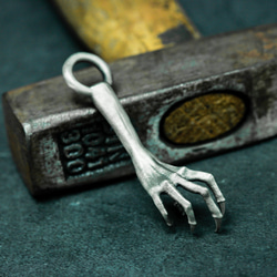 魔女の手925シルバーペンダントネックレス - 女性ゴースト爪ゴシックシルバーペンダント - バンシーの長い爪ハンドシル 2枚目の画像