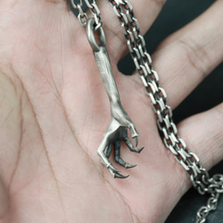 魔女の手925シルバーペンダントネックレス - 女性ゴースト爪ゴシックシルバーペンダント - バンシーの長い爪ハンドシル 8枚目の画像
