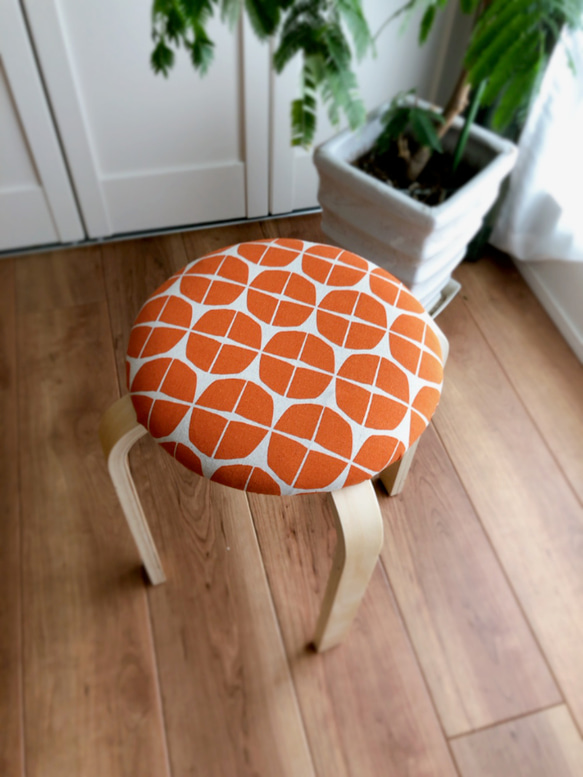 スツール　丸椅子　木製　スタッキングチェア   『　あさがおオレンジ　』 2枚目の画像