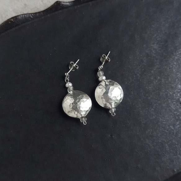 Karen 銀鏡球、淡水珍珠、復古玻璃珠不對稱耳環/穿孔耳環 第2張的照片