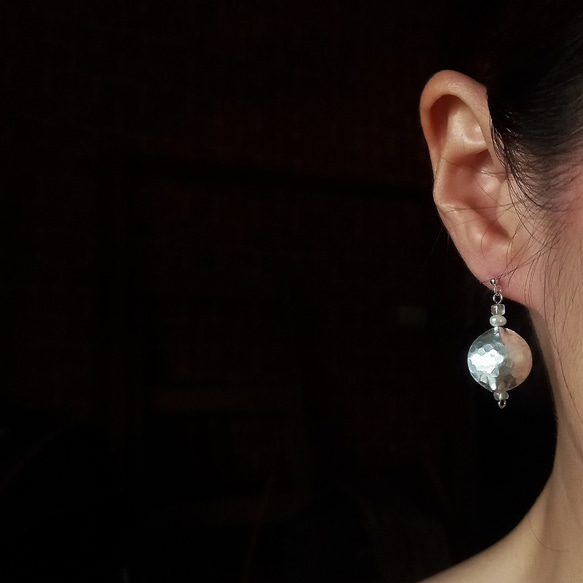 Karen 銀鏡球、淡水珍珠、復古玻璃珠不對稱耳環/穿孔耳環 第5張的照片