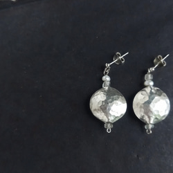 Karen 銀鏡球、淡水珍珠、復古玻璃珠不對稱耳環/穿孔耳環 第4張的照片
