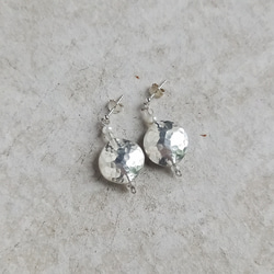 Karen 銀鏡球、淡水珍珠、復古玻璃珠不對稱耳環/穿孔耳環 第7張的照片