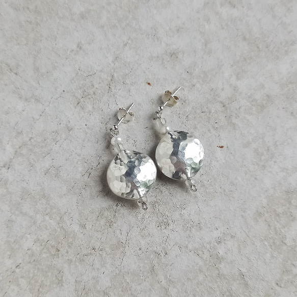 Karen 銀鏡球、淡水珍珠、復古玻璃珠不對稱耳環/穿孔耳環 第7張的照片