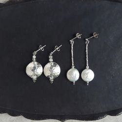 Karen 銀鏡球、淡水珍珠、復古玻璃珠不對稱耳環/穿孔耳環 第10張的照片