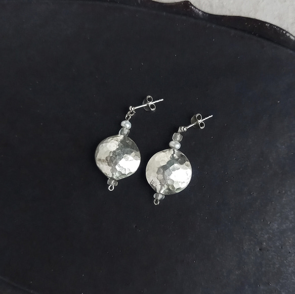 Karen 銀鏡球、淡水珍珠、復古玻璃珠不對稱耳環/穿孔耳環 第3張的照片