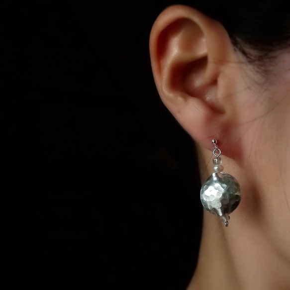 Karen 銀鏡球、淡水珍珠、復古玻璃珠不對稱耳環/穿孔耳環 第6張的照片
