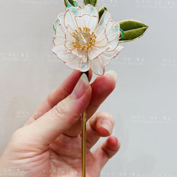 朝露・クリスタルフラワー もつれた花(春の花) ヘアピン 4枚目の画像