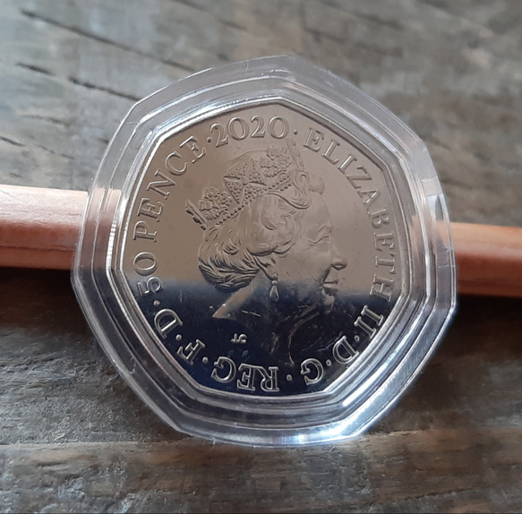2020年イギリス 英国 50ペンスコイン エリザベス女王 8g 七角形コイン 平和デザイン 本物 Brilliant 2枚目の画像