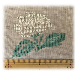 ミルクティ色リネンクロス　　手刺繍　アナベル　紫陽花 2枚目の画像