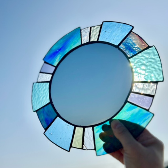 〜風そよぐ青〜　ガラスの鏡 / 壁掛けウォールミラー / 丸型 / 初夏 / ブルー 1枚目の画像
