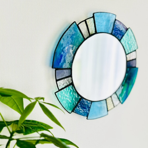 ガラスの鏡 〜風そよぐ青〜 壁掛けウォールミラー 丸型 ブルー その他