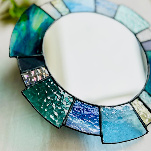 ガラスの鏡 〜風そよぐ青〜 壁掛けウォールミラー 丸型 ブルー その他