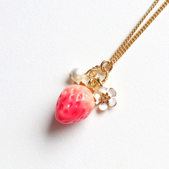 小さな苺とお花とコットンパールのネックレス 3枚目の画像