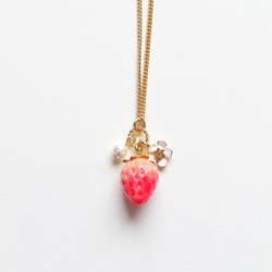 小さな苺とお花とコットンパールのネックレス 2枚目の画像