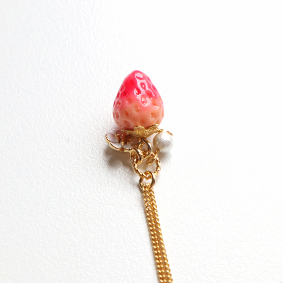小さな苺とお花とコットンパールのネックレス 4枚目の画像