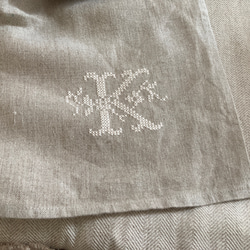リネンクロス(青耳リネン）　アルファベット刺繍　K　 4枚目の画像