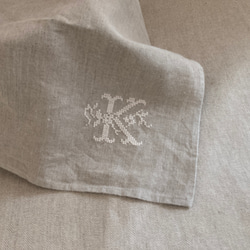 リネンクロス(青耳リネン）　アルファベット刺繍　K　 5枚目の画像
