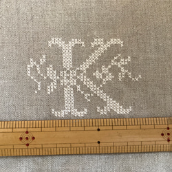 リネンクロス(青耳リネン）　アルファベット刺繍　K　 8枚目の画像