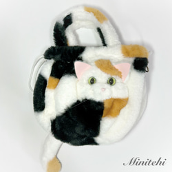 ぬいぐるみみたいな 香箱座りの三毛猫さん巾着バッグ　トート　ミニショルダー　ポシェット 猫雑貨　猫グッズ　リアル　 3枚目の画像