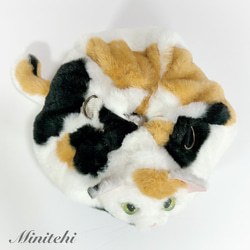 ぬいぐるみみたいな 香箱座りの三毛猫さん巾着バッグ　トート　ミニショルダー　ポシェット 猫雑貨　猫グッズ　リアル　 5枚目の画像