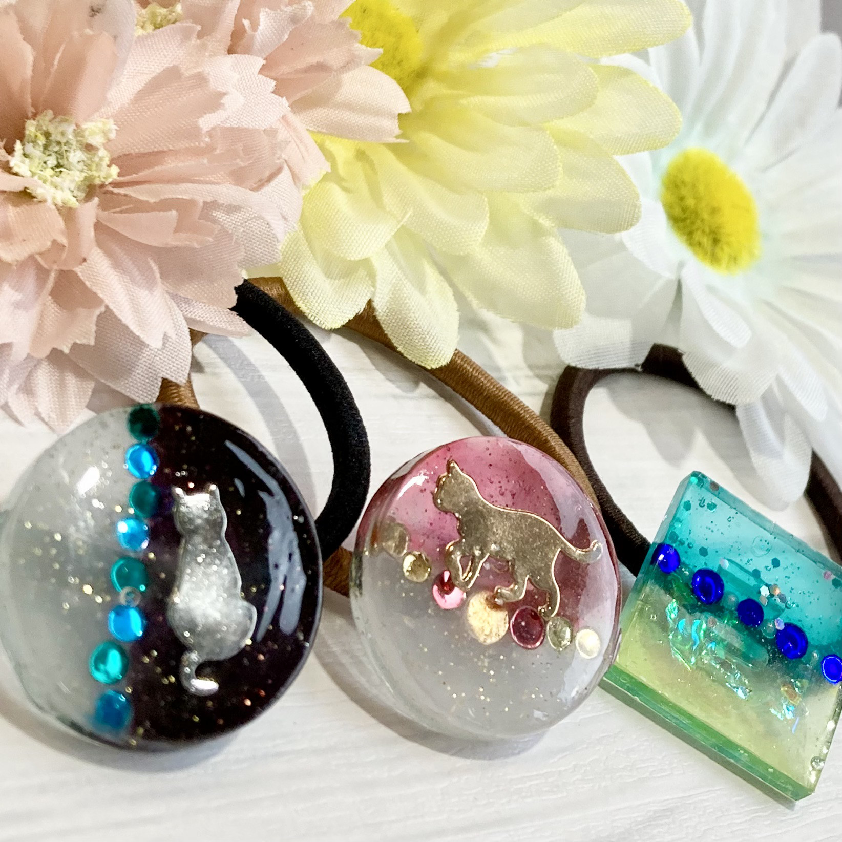 バイカラーのヘアアイテム 大人可愛いレジン製ヘアゴム ヘアゴム のっ