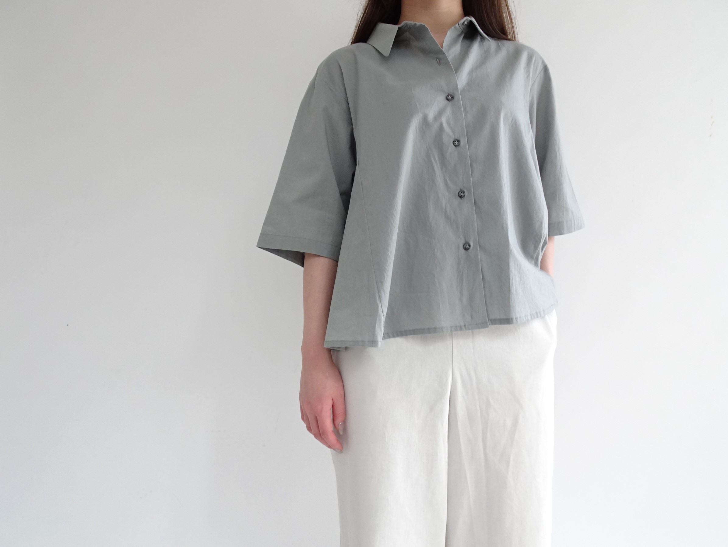 ふんわり柔らかライン、小襟Aラインブラウス〈スモーキーライトブルー〉