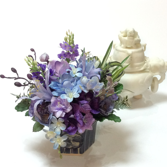 優しい色のフラワーアレンジメントMLサイズ（インテリアフラワー、造花、敬老の日、結婚祝い、新築祝い、仏花、お供え） 3枚目の画像