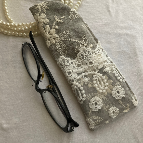 メガネケースハンドメイド　金沢エンブロイダリーグレー花刺繍柄レーススリムタイプ 2枚目の画像