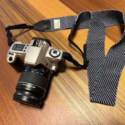 カメラストラップ　シルク　ざざんざ織　伝統工芸品　静岡　黒　幅広 1枚目の画像