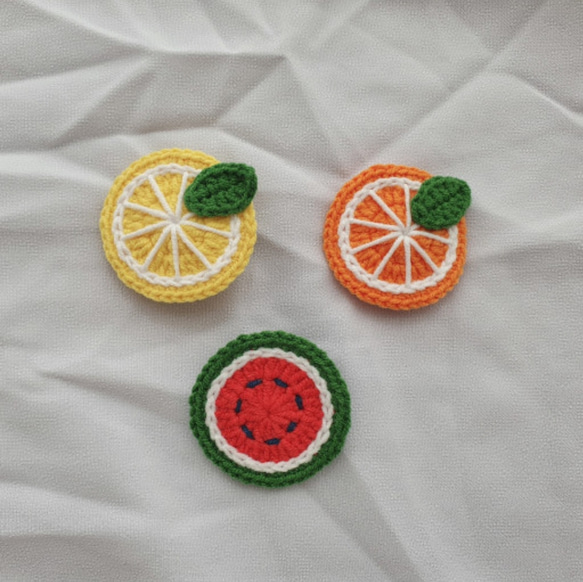フルーツ3種！ 手編みレモン/オレンジ/スイカヘアピン、ブローチ 1枚目の画像