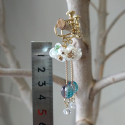 ホワイトフラワー小花とグラデーションパンプキンビーズのイヤリング(ピアス)・ブルーピンク 8枚目の画像
