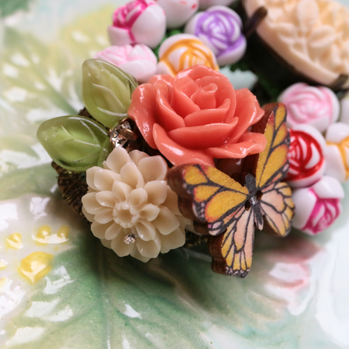 プチトリアノンの薔薇園＊リース ブローチ 花 葉 カラフル チェコガラス チェコビーズ 蝶 バラ ローズ ブローチ Heart Bouquet  ハートブーケ 通販｜Creema(クリーマ) 17647613