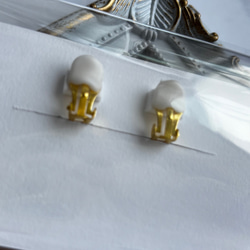 ゴールド ドロップ フラワー イヤリング レジン クリップタイプ 耳飾り 3枚目の画像