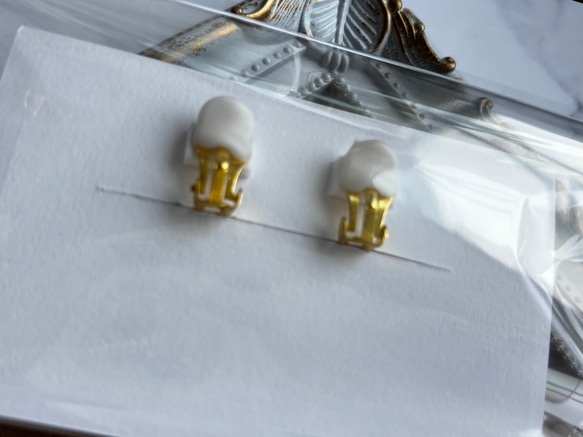 ゴールド ドロップ フラワー イヤリング レジン クリップタイプ 耳飾り 3枚目の画像