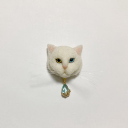 羊毛フェルト 猫ミニブローチ 白猫 オッドアイ 1枚目の画像