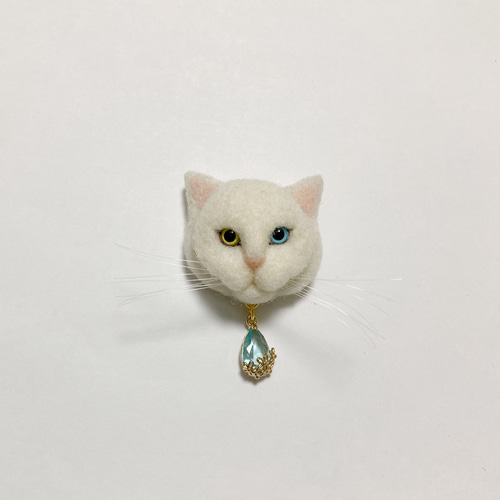 羊毛フェルト 猫ミニブローチ 白猫 オッドアイ ブローチ まめち