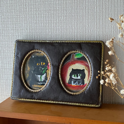 絵画。原画【花を持った黒猫は赤いリンゴの家に住んでいる】 2枚目の画像