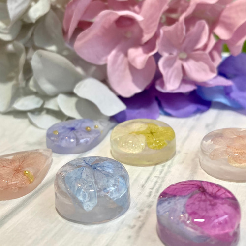 紫陽花を封じ込めたレジン製アクセサリー ドライフラワーを使った