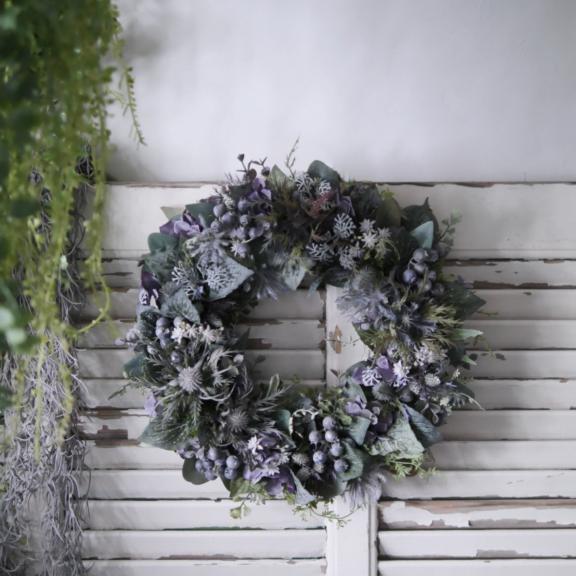 【送料無料】ユーカリとエリンジウムのドライ風リース 造花 玄関ドアやプレゼント、ウェルカムボードにも aw-2401