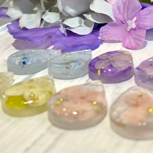 紫陽花を封じ込めたレジン製アクセサリー ドライフラワーを使った