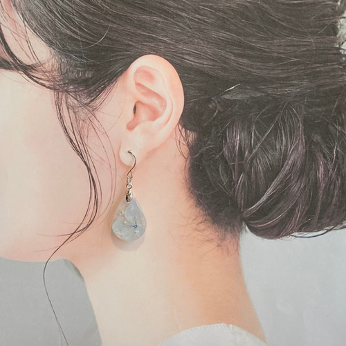 紫陽花を封じ込めたレジン製アクセサリー ドライフラワーを使った