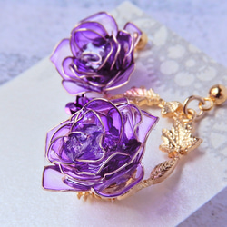 紫薔薇のアシンメトリーピアス・イヤリング　ディップアート/耳飾り 1枚目の画像