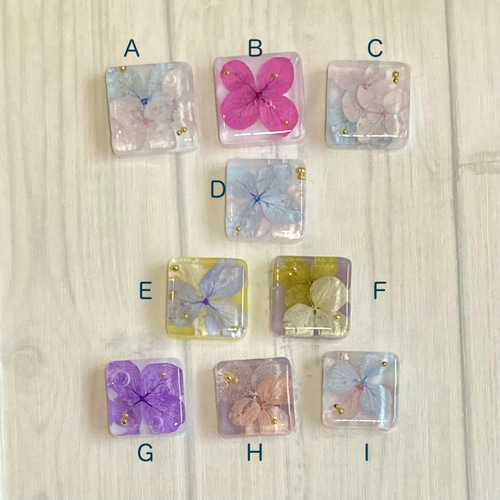 紫陽花を封じ込めた四角いレジン製アクセサリー ドライフラワー