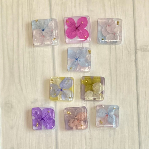 紫陽花を封じ込めた四角いレジン製アクセサリー ドライフラワーを使っ