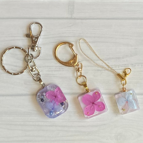紫陽花を封じ込めた四角いレジン製アクセサリー ドライフラワー